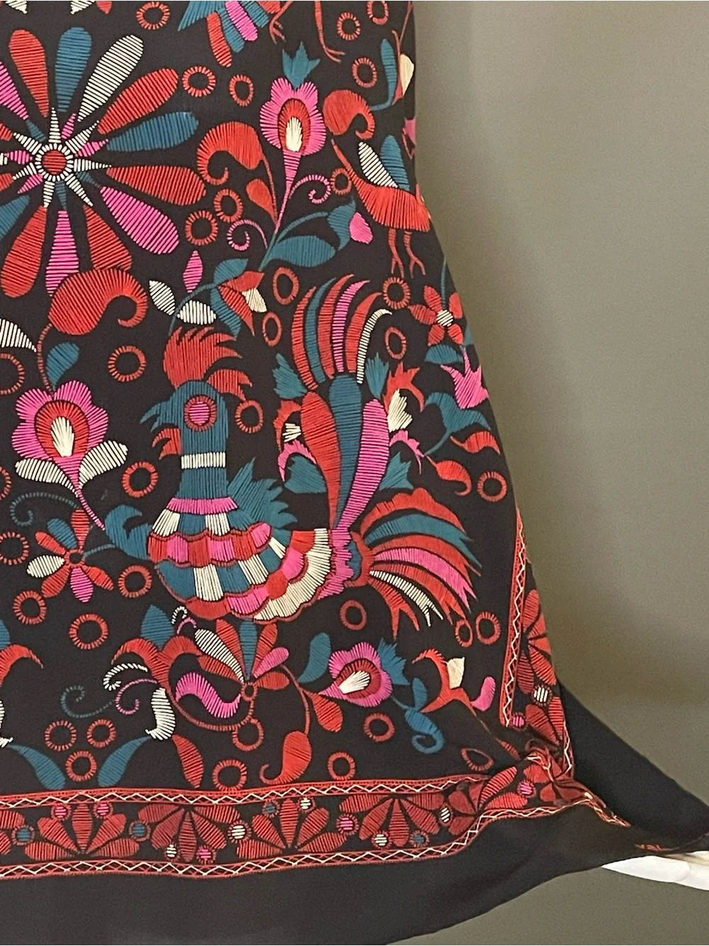Gorg Vintage Valentino Silk Scarf 30 In Sq Excellent Condition